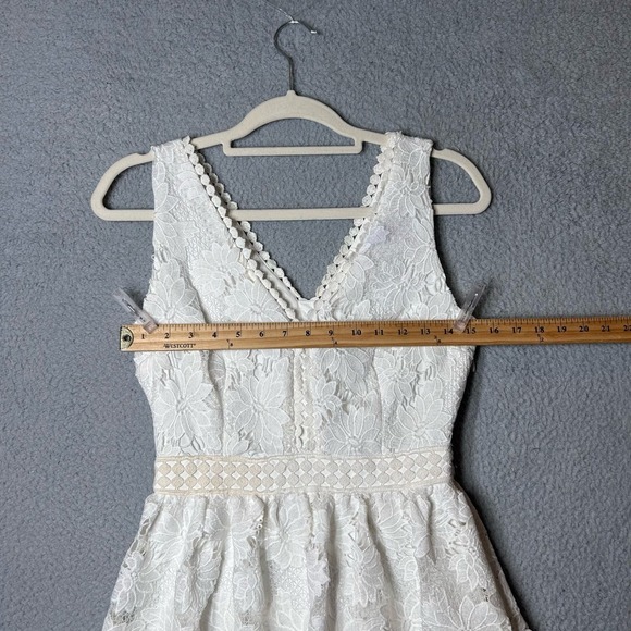Soieblu Dress Womens Small Cream Deep V Neck Lace Overlay Sleeveless Dress NEW‎ - Picture 7 of 10